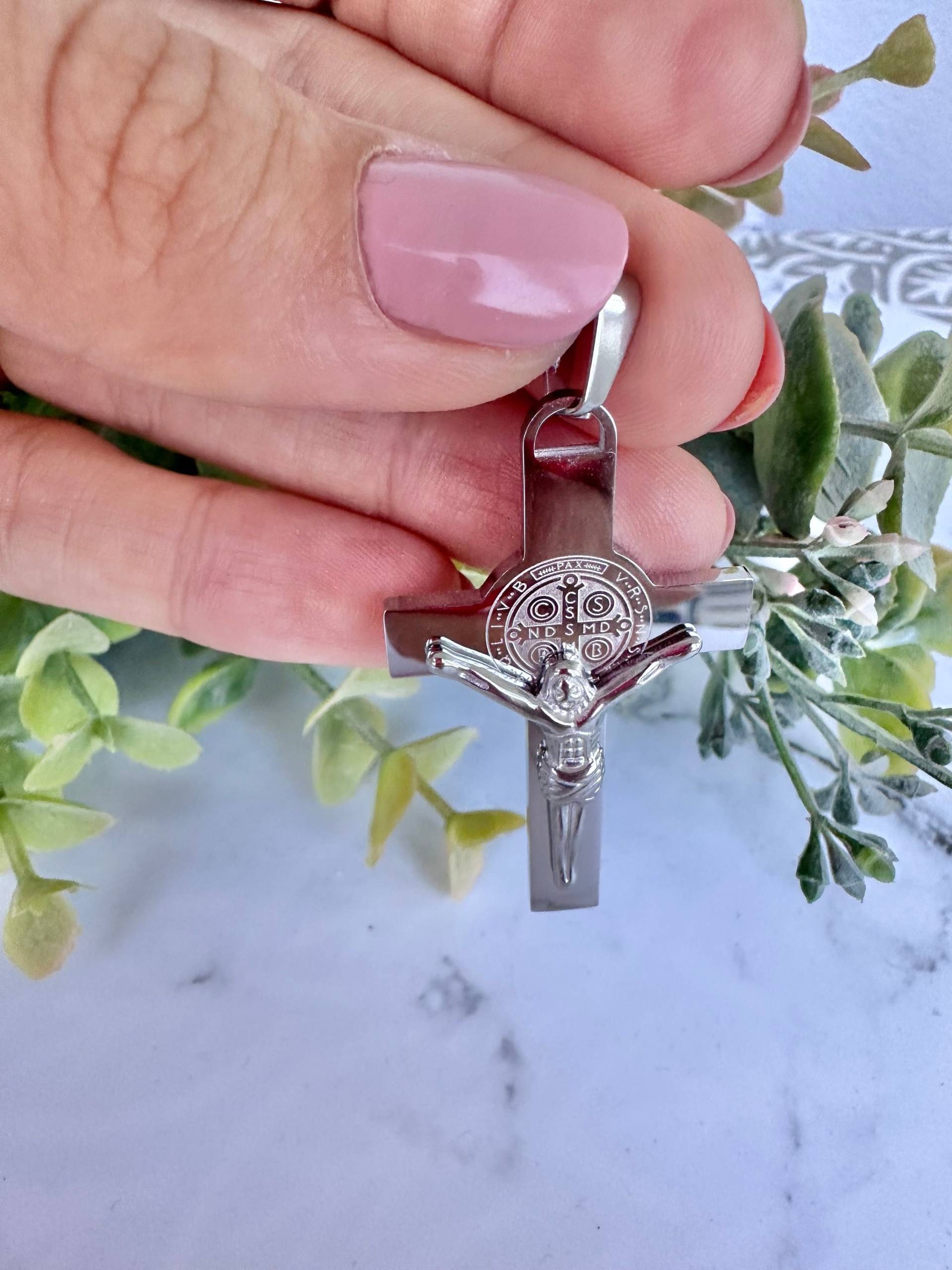 Schöner St. Benedikt Kruzifix Jesus Kreuz Glänzender Edelstahl Anhänger | 5, 5cm Kreuzlänge Des Heiligen Von Nursia von MedjugorjeShopGifts