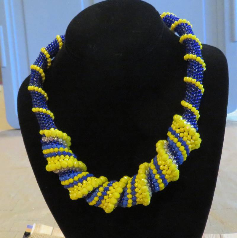 Halskette-Gelb Und Blau Cellini Halskette-Gelb Und Blau Cellini von MednisEnterprises