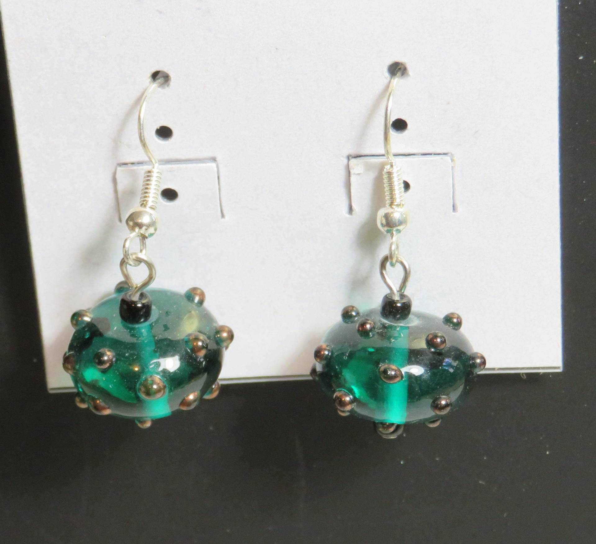 Lampwork Ohrringe-Grün Mit Schwarzen Punkten Lampwork Ohrringe-Grün Mit Schwarzen Punkten von MednisEnterprises