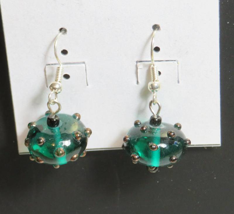 Lampwork Ohrringe-Grün Mit Schwarzen Punkten von MednisEnterprises