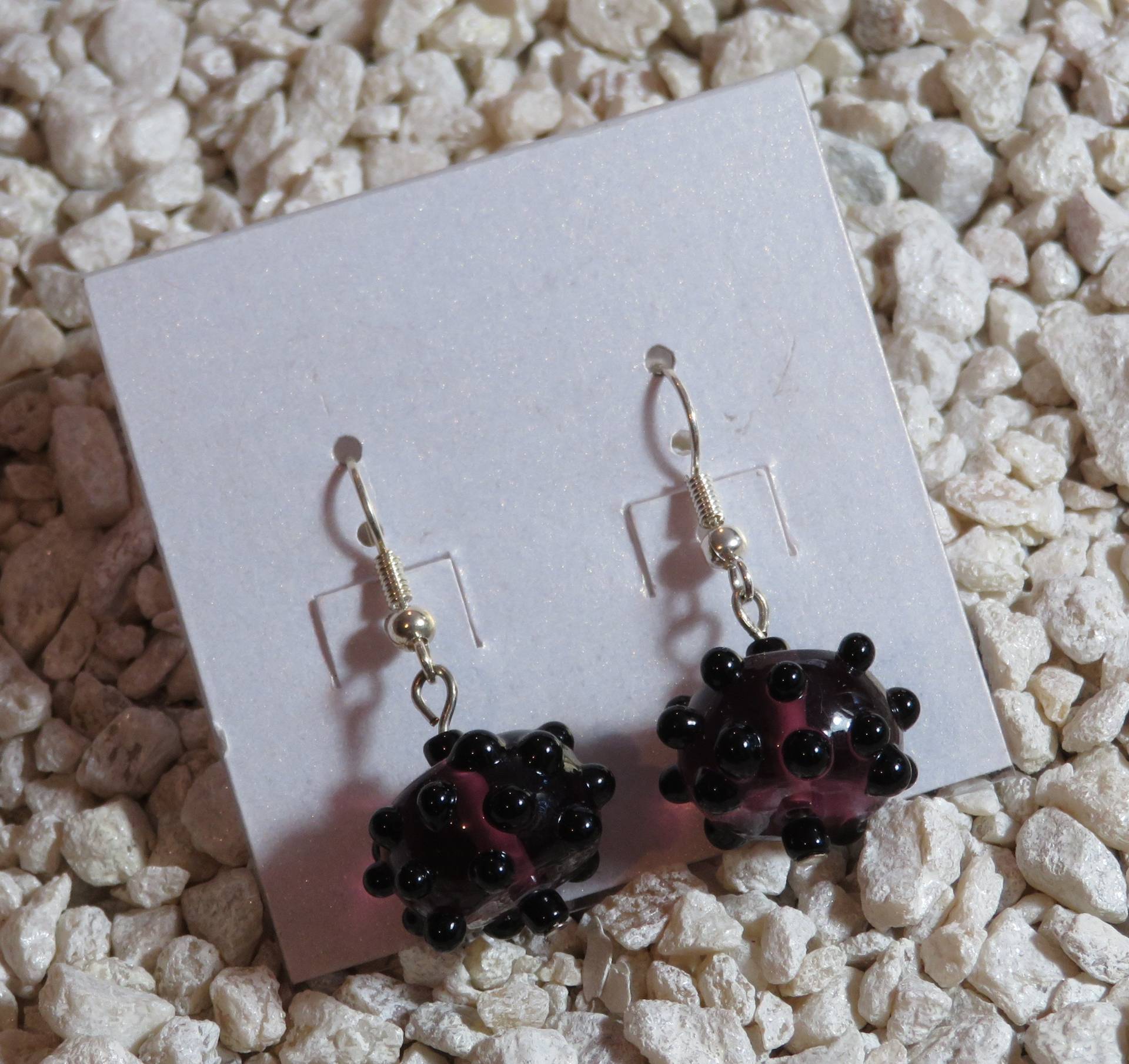 Lampwork Ohrringe-Lila Mit Schwarzen Punkten von MednisEnterprises
