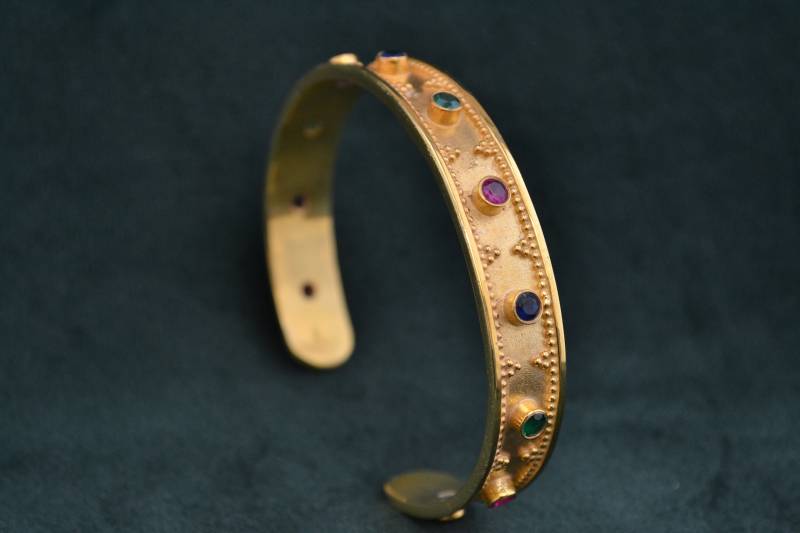 Exquisiter Gold-Byzantin-Armreif, 22K Vergoldetes Sterlingsilber-Armband Mit Cubic Zirkonia, Mittelalterliches Multistein-Manschettenarmband von MedusaFineJewelry