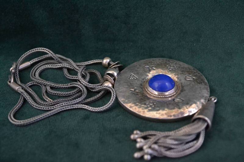 Geschmiedeter Sterling Silber Anhänger, Traditioneller Sodalith Lange Kette, Einzigartige Halskette, Geschenk Für Sie von MedusaFineJewelry