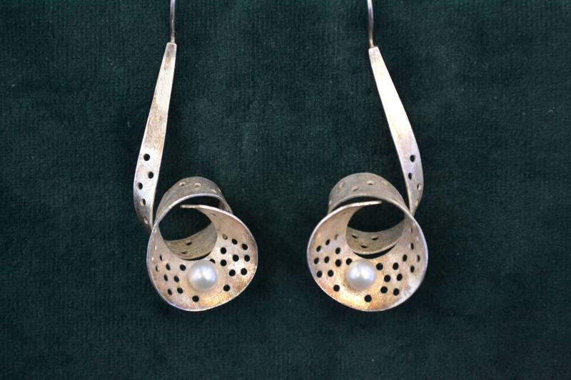 Handgemachte Sterling Silber Ohrringe Mit Perlen, Hängeohrringe, Lang Und Kreis Form, Geschenk Für Sie von MedusaFineJewelry