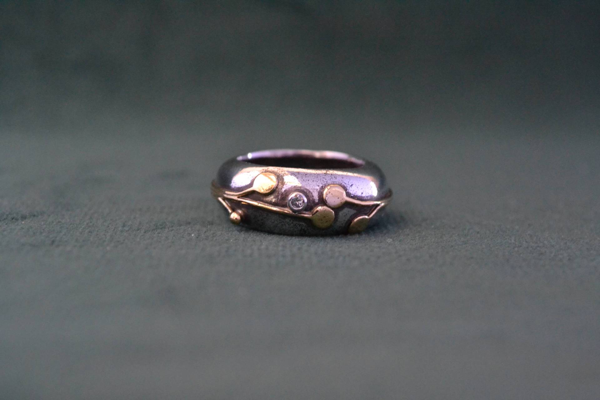 Handgemachter Ring Aus Sterlingsilber Und 18K Gold Mit Kleinem Diamant, Diamantring Im Brilliantschliff, Einzigartiges Geschenk von MedusaFineJewelry