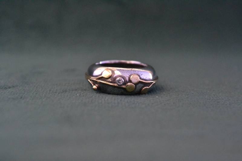 Handgemachter Ring Aus Sterlingsilber Und 18K Gold Mit Kleinem Diamant, Diamantring Im Brilliantschliff, Einzigartiges Geschenk von MedusaFineJewelry