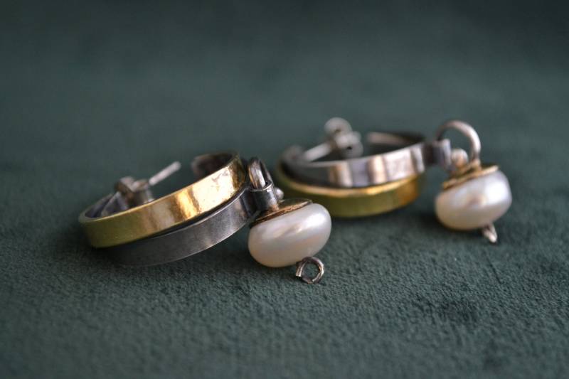 Prächtige Silber Und Gold Ohrringe, Sterling 22K Gold-Gefüllte Ohrstecker Mit Perle, Halbrunde Barockperlen von MedusaFineJewelry