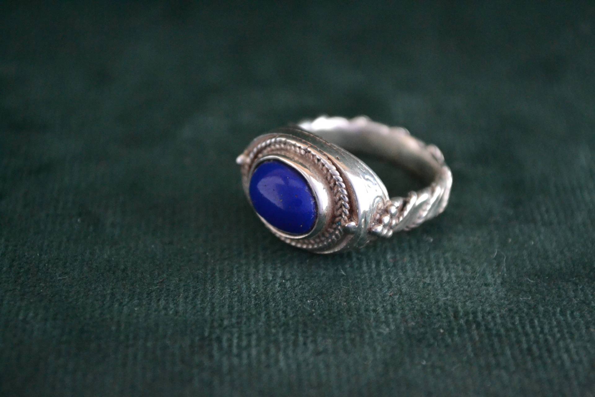 Königliche Sterling Silberring Mit Lapis Lazuli, Ovalen Lapislazuli Edelstein, Einzigartigen Frauen Silber Ring, Geschenk Für Sie von MedusaFineJewelry
