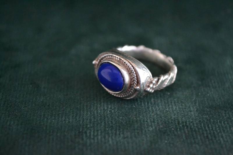 Königliche Sterling Silberring Mit Lapis Lazuli, Ovalen Lapislazuli Edelstein, Einzigartigen Frauen Silber Ring, Geschenk Für Sie von MedusaFineJewelry