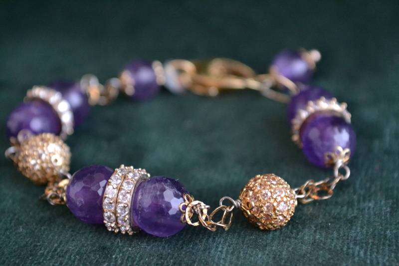 Modernes Damen Armband, Sterlingsilber Mit Amethyst Und Weißen Steinen Vergoldet, Geschenk Für Sie, Handgemachtes Juwel von MedusaFineJewelry