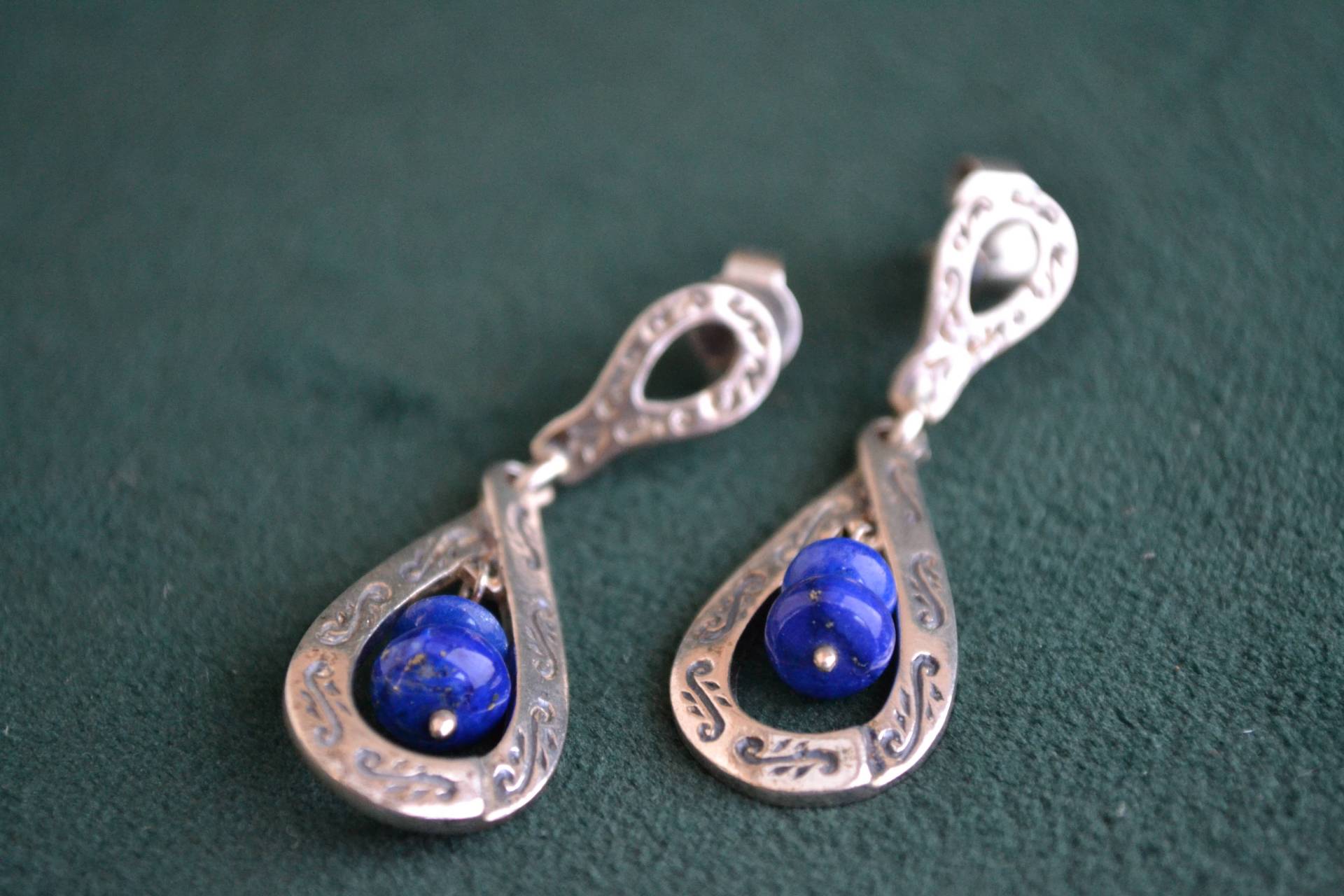 Traditionelle Silber Ohrstecker, Sterling Ohrstecker Mit Lapis Lazuli, Lazuli Gravur Ohrringe, Damen Geschenk von MedusaFineJewelry
