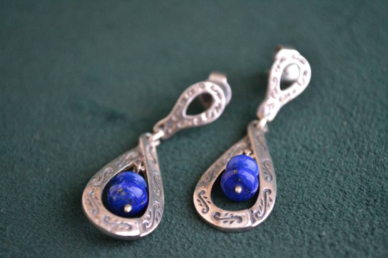Traditionelle Silber Ohrstecker, Sterling Ohrstecker Mit Lapis Lazuli, Lazuli Gravur Ohrringe, Damen Geschenk von MedusaFineJewelry