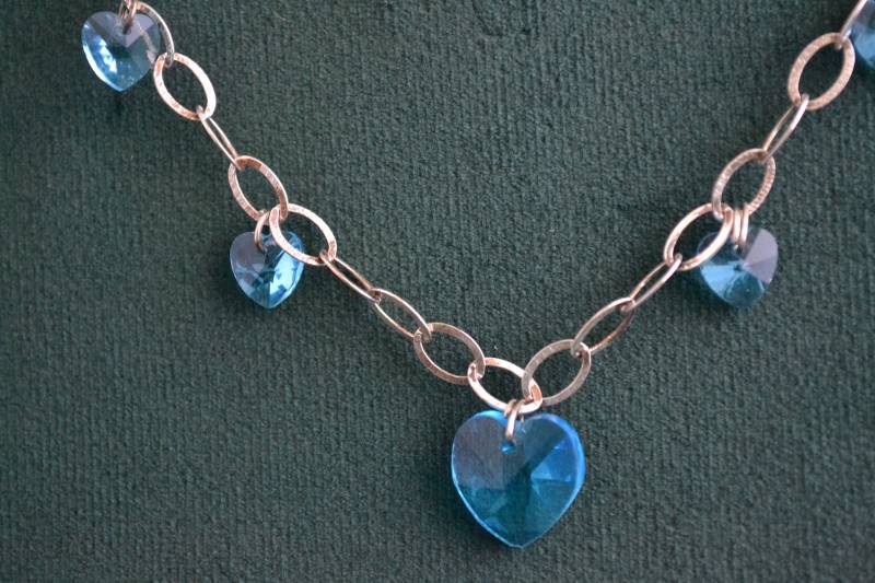 sterling Silber Halskette Mit Himmelblauen Kristallherzen, Silberkette Blauen Herzen, Frauen Herz Halskette, Geschenk Für Sie von MedusaFineJewelry