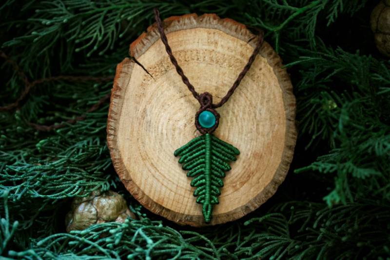 Makramee Farn Blatt Natur Halskette Mit Perle/Einzigartiger Boho Anhänger Inspirierter Wald Schmuck Kette Farnblatt von MedusaJewelz