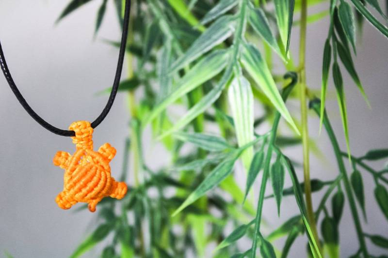 Schildkröte Neon Orange Boho Makramee Anhänger/Sommer Strand Niedliche Halskette Gewebtes Souvenir Schmuck Tier Geknüpft Geschenk Schildkröte Neon Orange Boho Makramee Anhänger/Sommer Strand Niedliche Halskette Gewebtes Souvenir Schmuck Tier Geknüpft Geschenk von MedusaJewelz