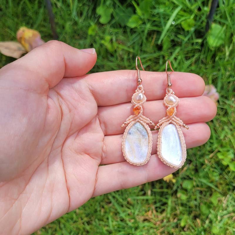 Apricot Makramee Perlmutt Ohrringe Hängend, Perlenohrringe, Sommer Schmuck, Boho Schmuck von MedusaMacrame