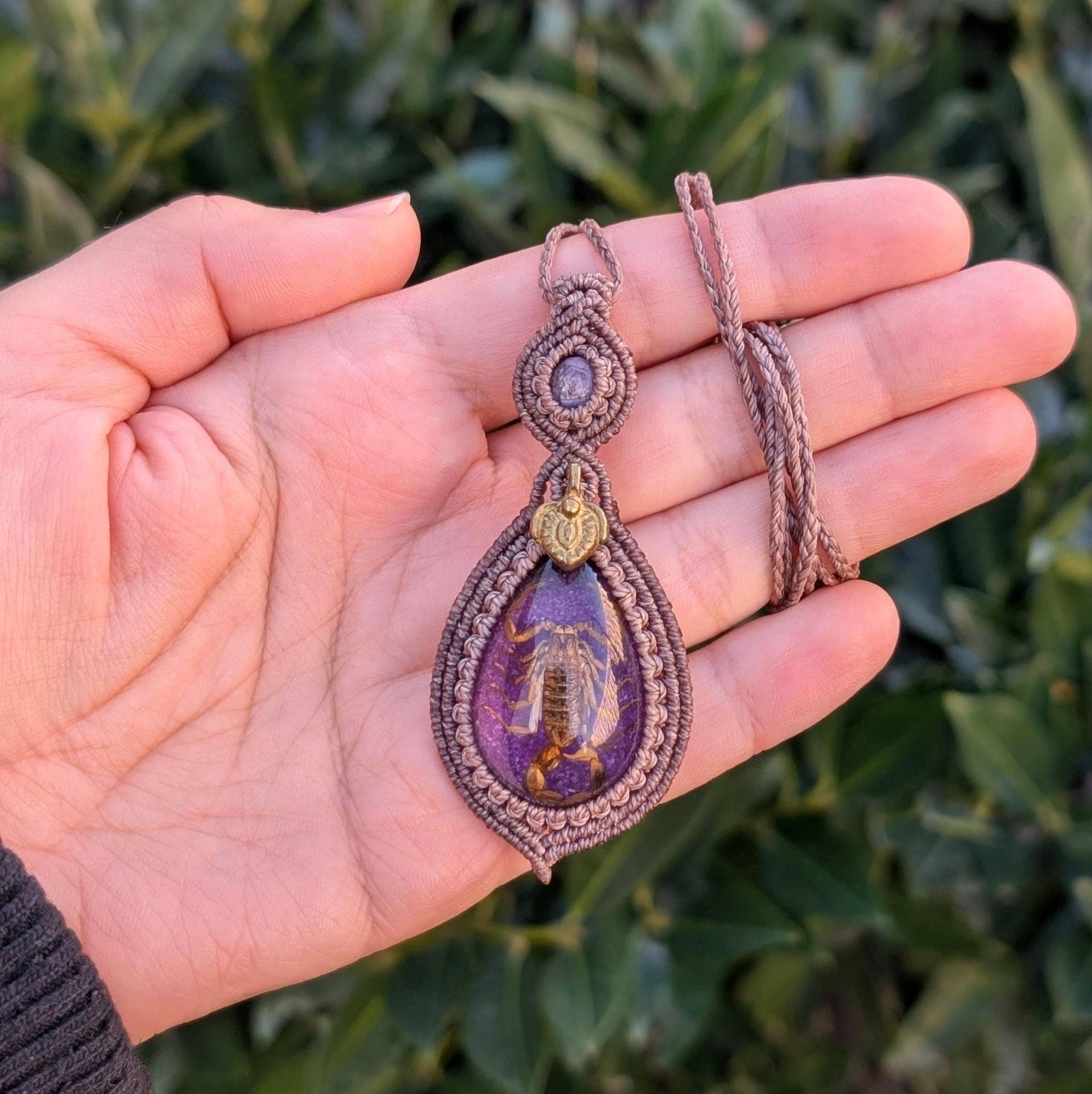 Echter Skorpion Halskette Mit Sternrubin Edelstein - Handgefertigte Talisman Kette Echtem in Acryl von MedusaMacrame