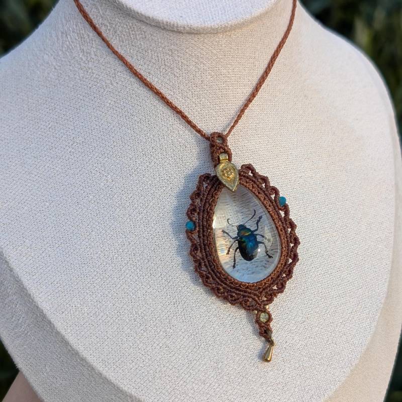 Talisman Kette Echter Käfer in Harz Mit Peridot Und Apatit Edelstein Perlen von MedusaMacrame