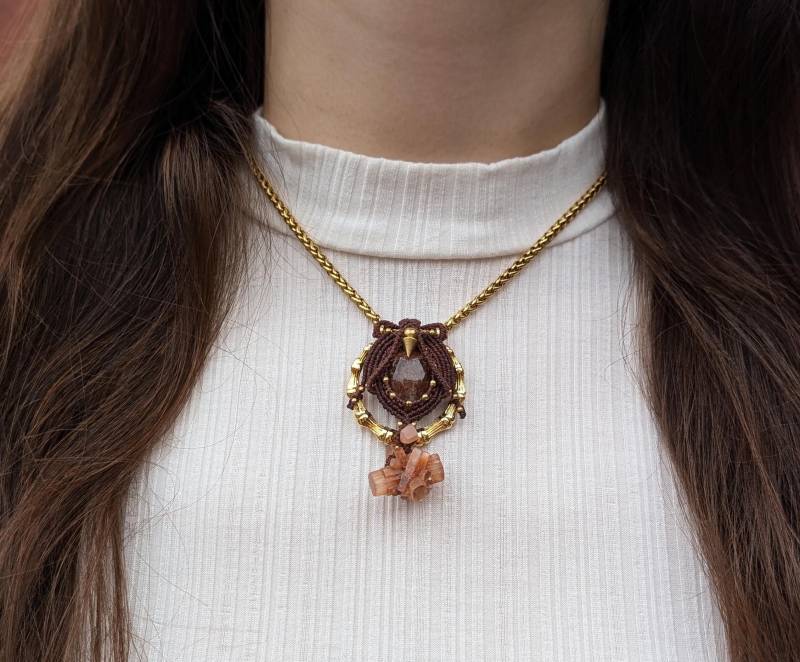 Makramee Anhänger Sonnenstein Aragonit An Gliederkette, Talisman Kette Orthoklas Stufe Messing von MedusaMacrame