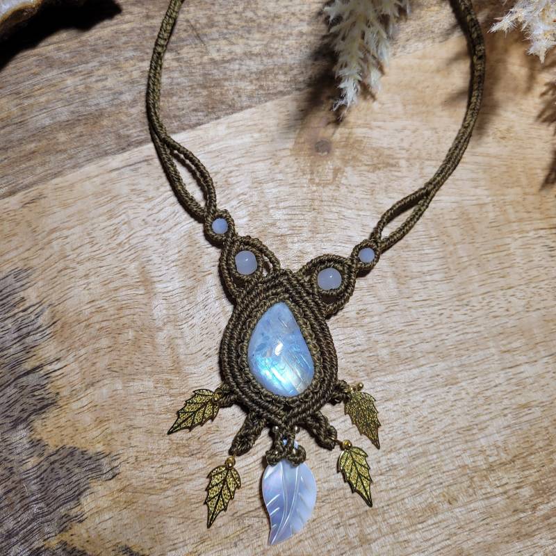 Talisman Kette Labradorit Und Perlmutt, Makramee Schmuck Mit Regenbogen Mondstein Blatt Anhänger von MedusaMacrame