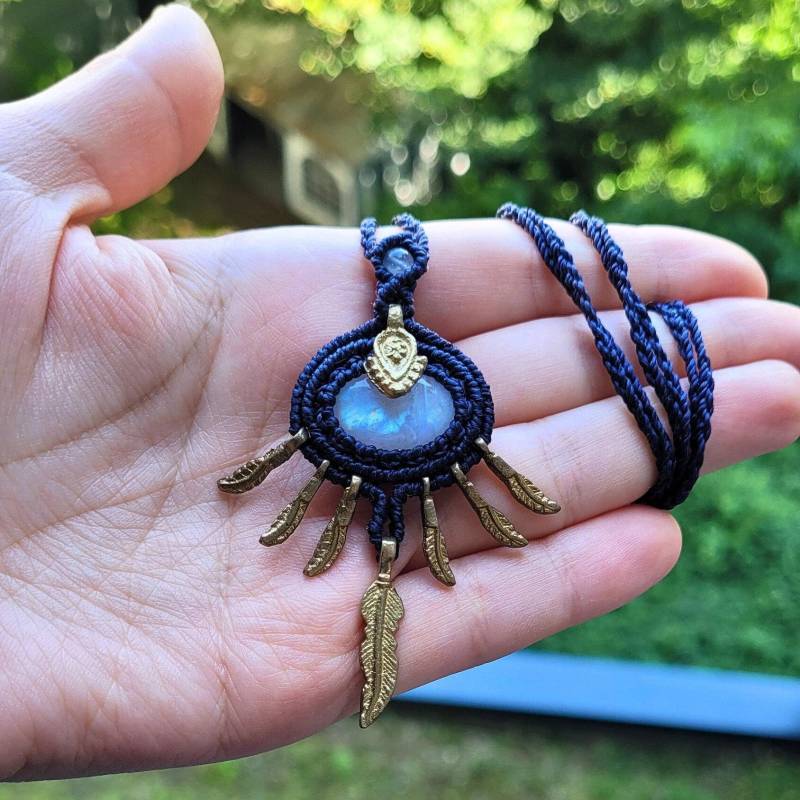 Makramee Kette Mondstein Und Messing Feder Anhängern, Mit Anhänger Weißer Labradorit, Talisman Kette, Schutz Amulett von MedusaMacrame