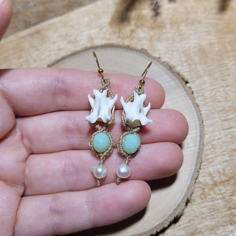 Makramee Ohrringe Chalcedon Hängend, Knochen Marder Wirbelknochen, Göttin Schmuck von MedusaMacrame