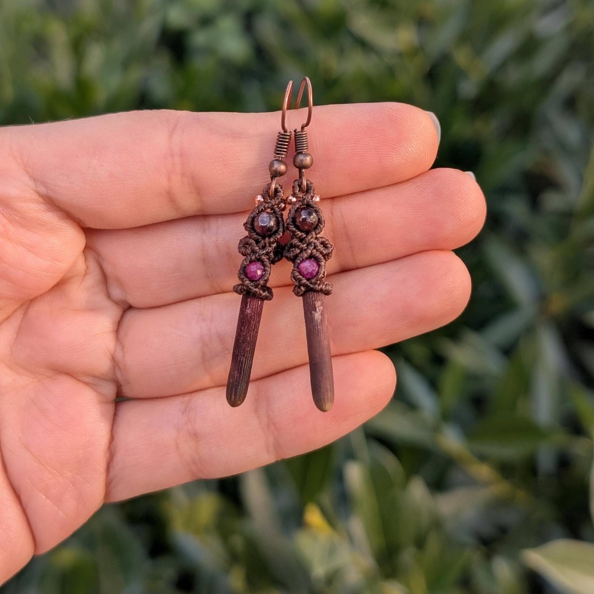 Makramee Ohrringe Hängend Aus Seeigelstachel Mit Labradorit Und Rubin Edelstein von MedusaMacrame