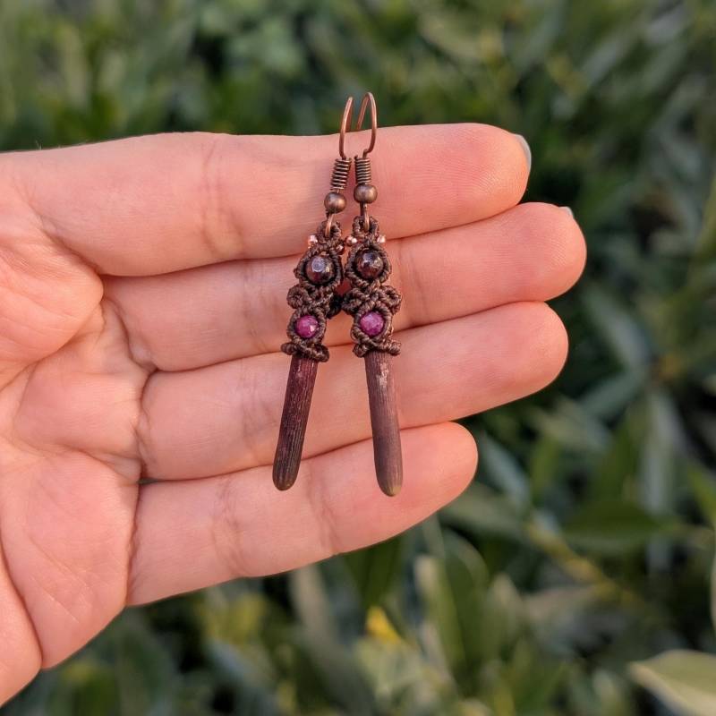 Makramee Ohrringe Hängend Aus Seeigelstachel Mit Labradorit Und Rubin Edelstein von MedusaMacrame