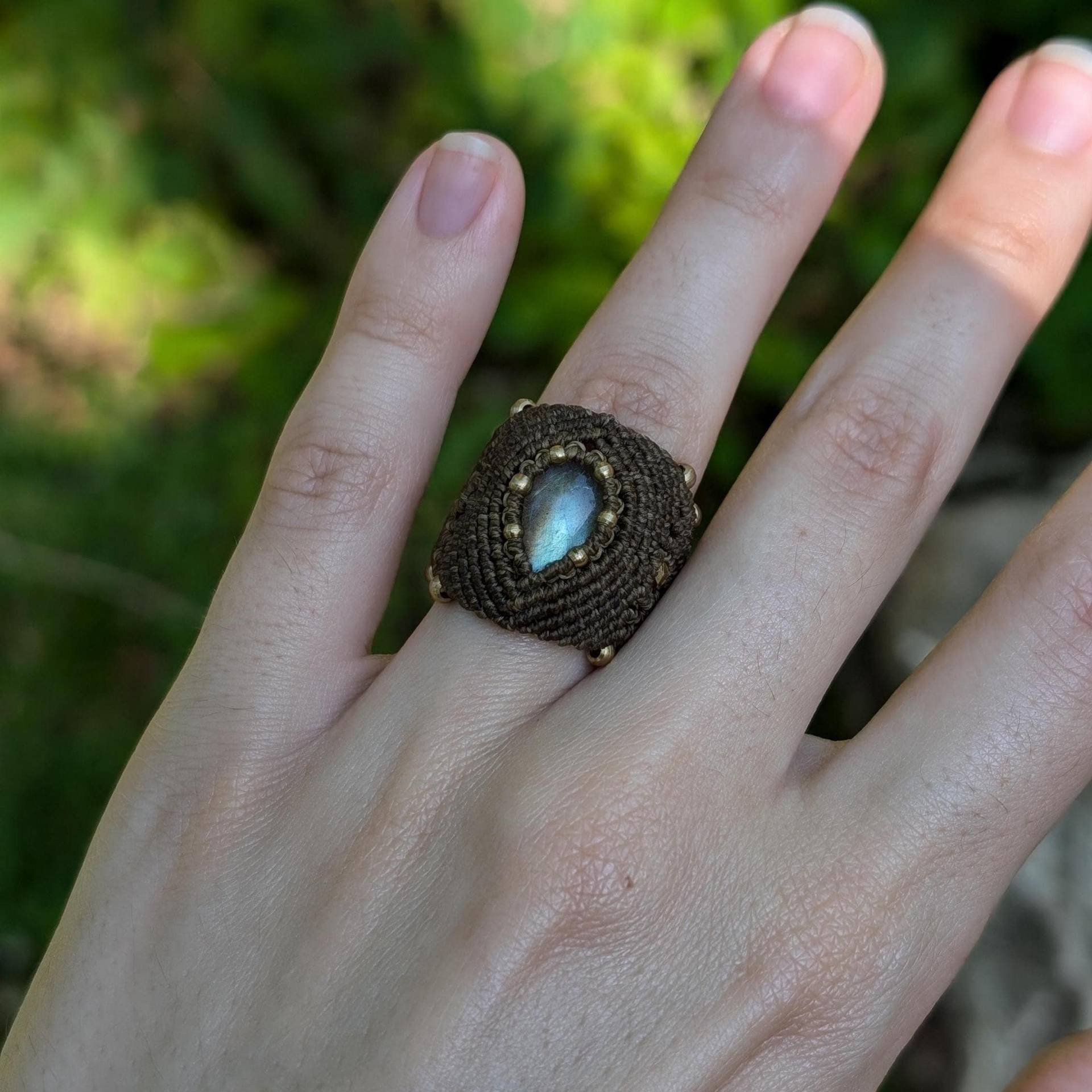 Makramee Ring Blauer Labradorit Groß in Ringgröße 6, 5 | 16, 9 cm von MedusaMacrame
