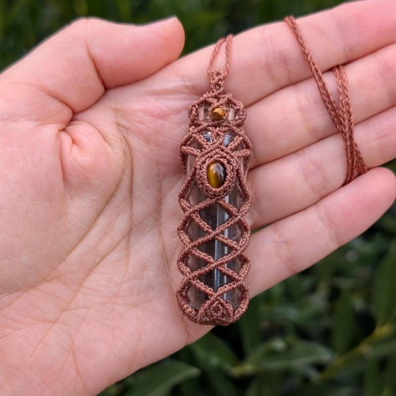 Schamanen Halskette Glasphiole Mit Bison Totemtier Kraftfell Und Tigerauge Edelstein von MedusaMacrame