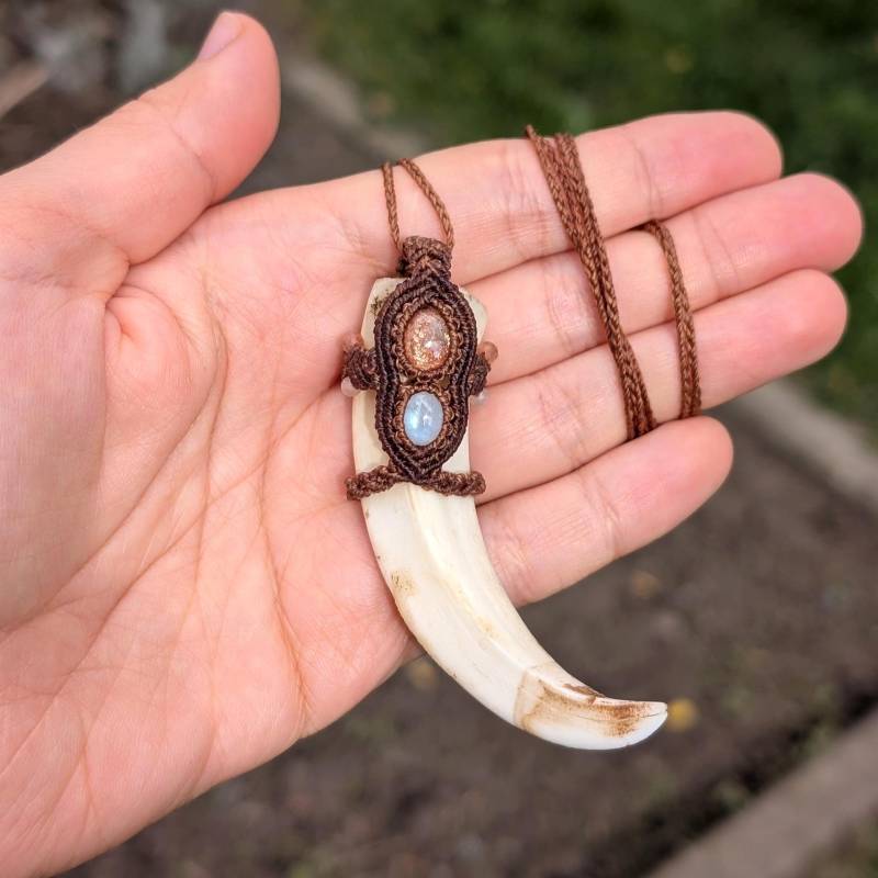 Schamanen Halskette Großer Wildschwein Zahn Mit Sonnenstein Und Weißer Labradorit Edelstein von MedusaMacrame
