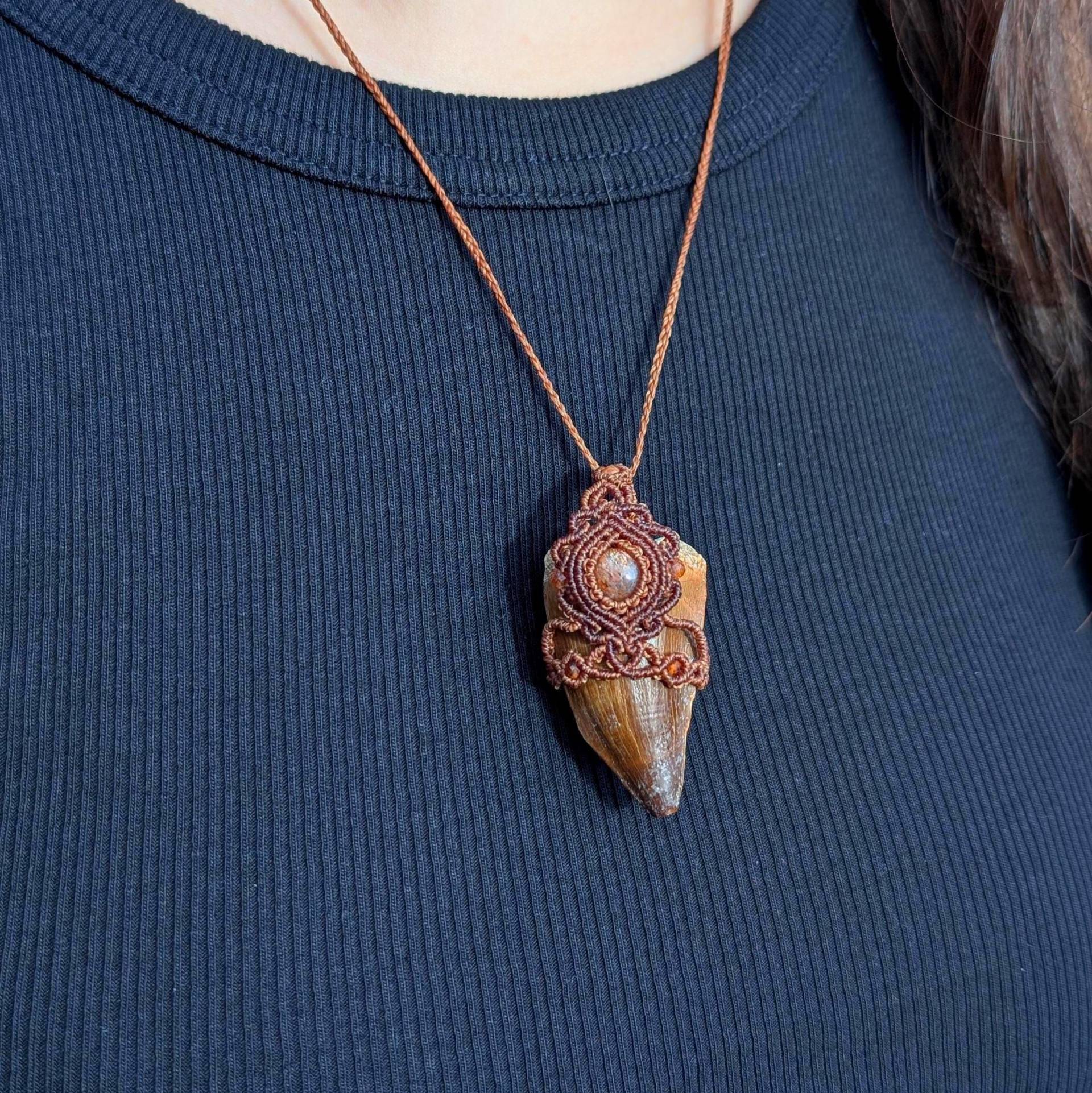 Schamanen Halskette Mit Echtem Mosasaurus Zahn & Sonnenstein - Makramee Kette Versteinerter Fossilien von MedusaMacrame