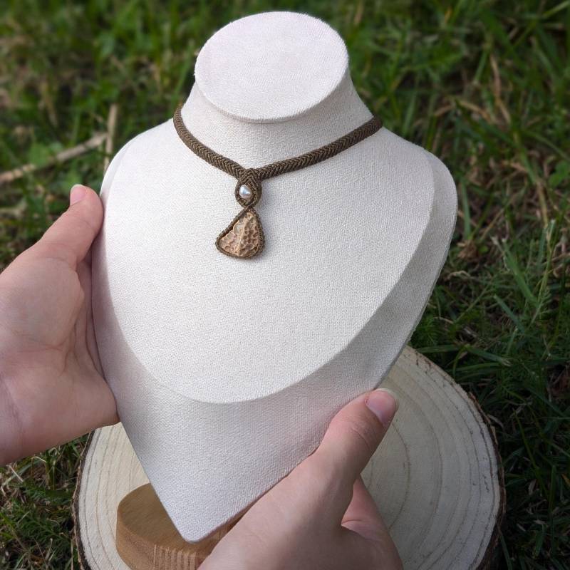 Schamanen Halskette Versteinerte Fossile Krokodilhaut Mit Süßwasserperle, Handgemachte Makramee Kette Echtem Fossil von MedusaMacrame