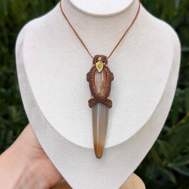 Schamanen Knochen Kette Mit Rinder Horn Und Topaz Edelstein von MedusaMacrame