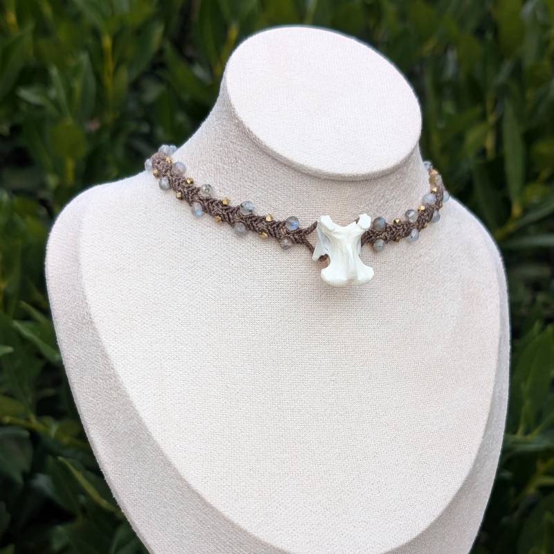 Schamanen Knochen Kette Mit Wirbelknochen Von Ente Und Labradorit Edelstein von MedusaMacrame