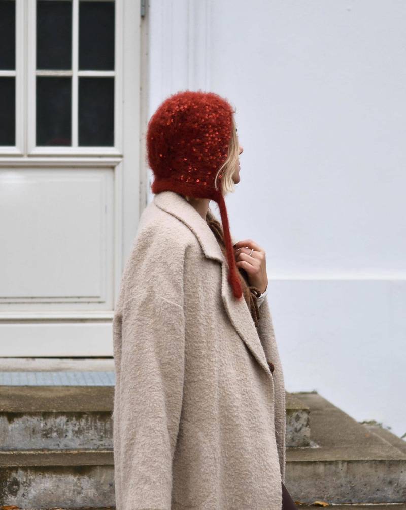 Flauschige Pailletten Mütze, Balaclava Mütze Weinrot Mit Bindebändern von Medvilniukas