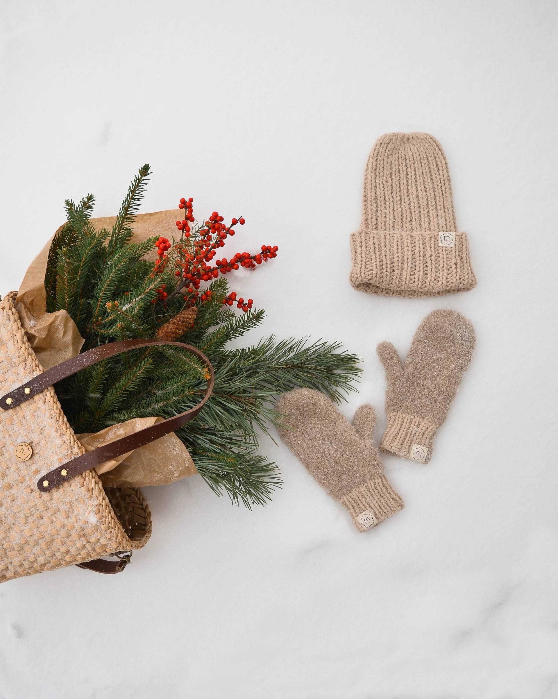 Gestrickte Weiche Handschuhe Für Frauen Alpaka-Wolle, Handgemachte Warme Boucle-Fäustlinge, Flauschige Handwärmer, Minimale Moderne von Medvilniukas