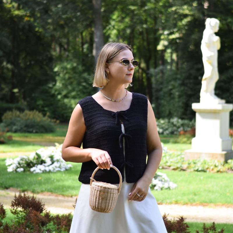 Handgemachtes Baumwollhäkeltop Mit Schleifen Für Frauen, Gestrickte Weste Bluse, Ärmelloser Pullover Den Herbst, Nachhaltige Kleidung, Schwarze Gilet von Medvilniukas