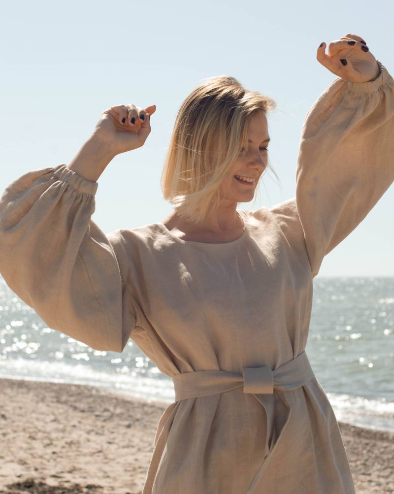 Handgemachtes Leinenkleid Mit Puffärmeln, Versandfertig Größe M, Kurzes Leinenkleid, Einfaches Kleid, Frühlingskleid, Minimales Sommerkleid von Medvilniukas