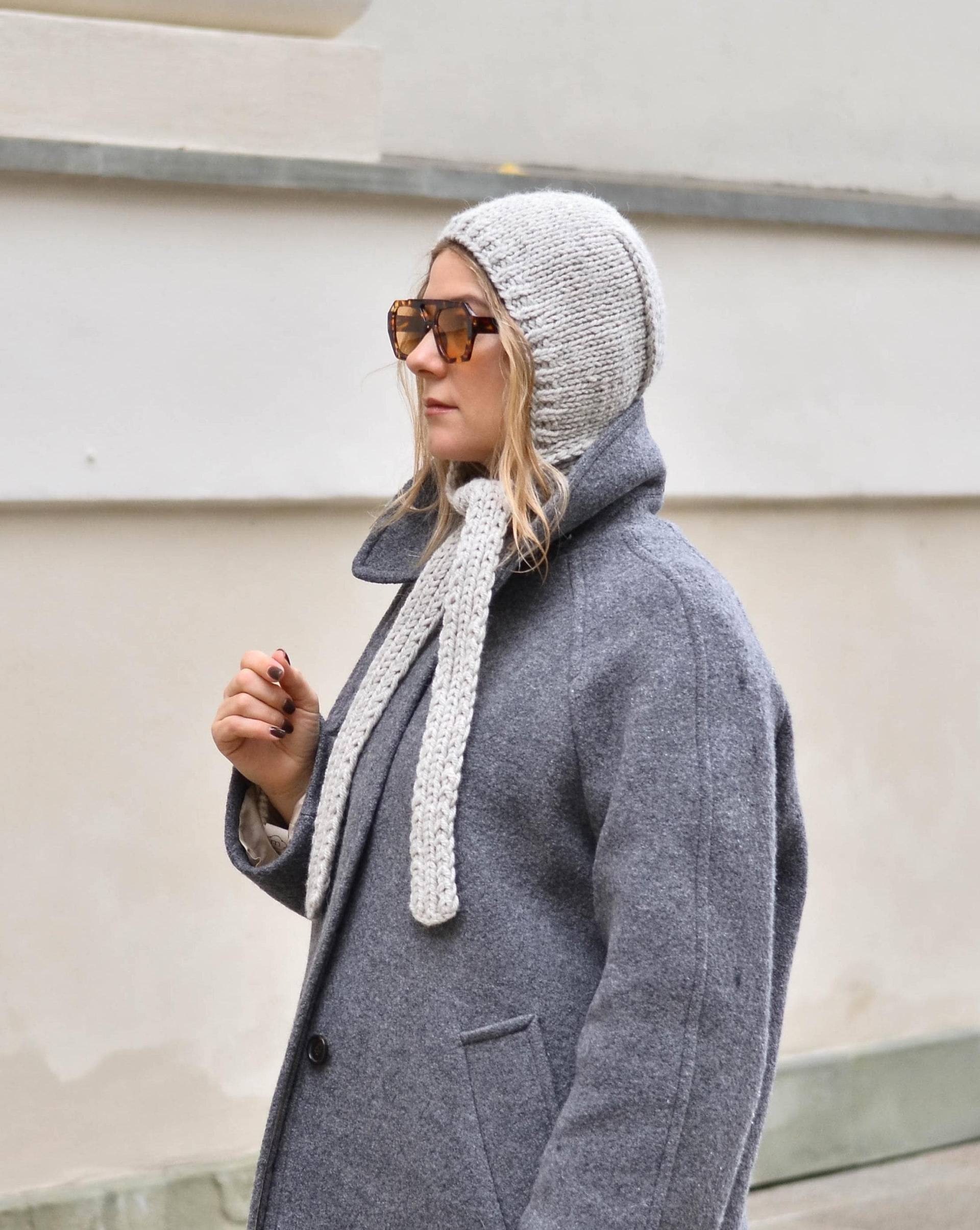 Mütze Aus Gestrickter Wolle Mit Schleife Zum Binden, Graue Handgefertigte Balaclava Helm von Medvilniukas