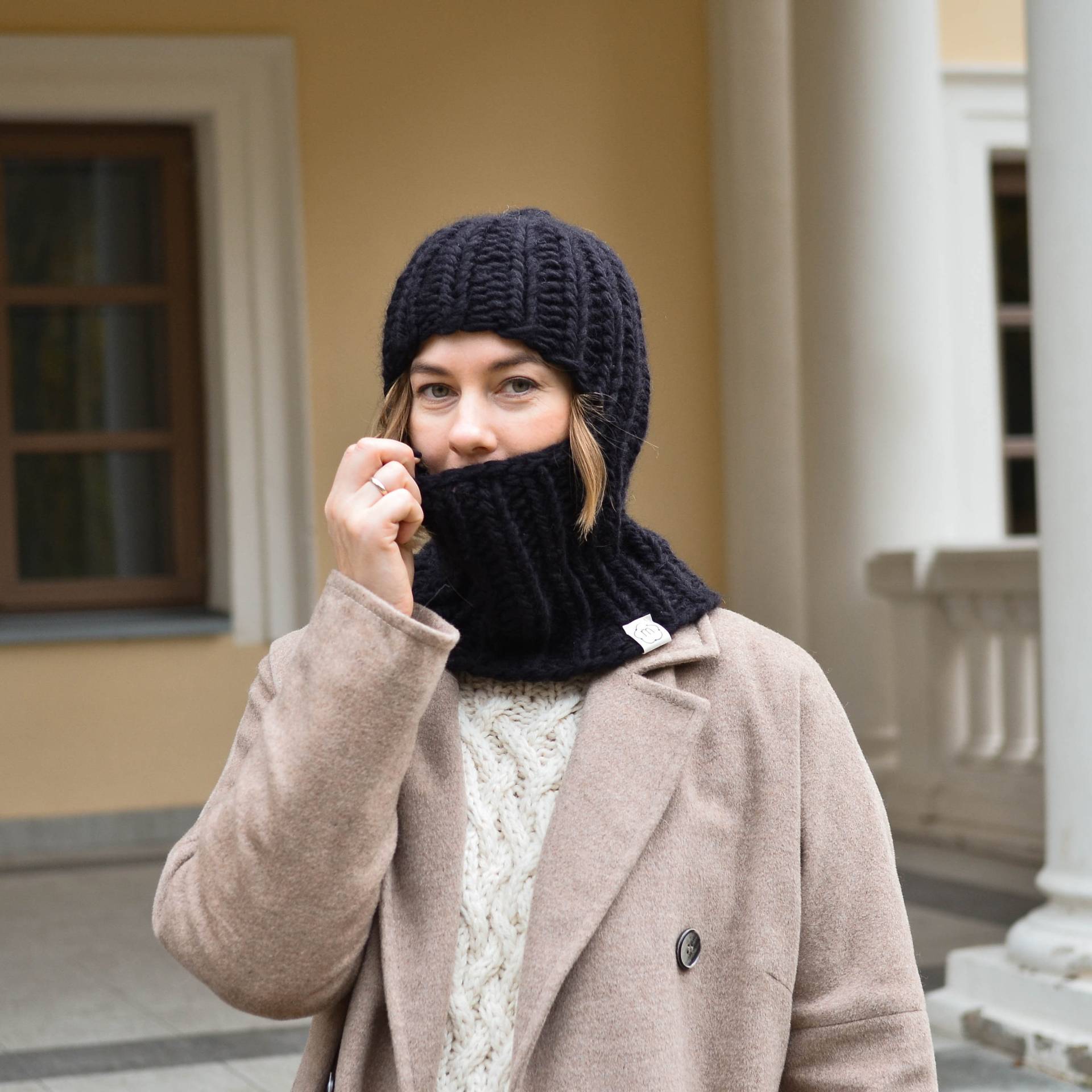 Schwarze Handgemachte Grobstrick Balaclava Mütze Für Frauen, Gestrickter Warmer Helm Männer, Skimaske, Gemütliches Nachhaltiges Winteraccessoire von Medvilniukas