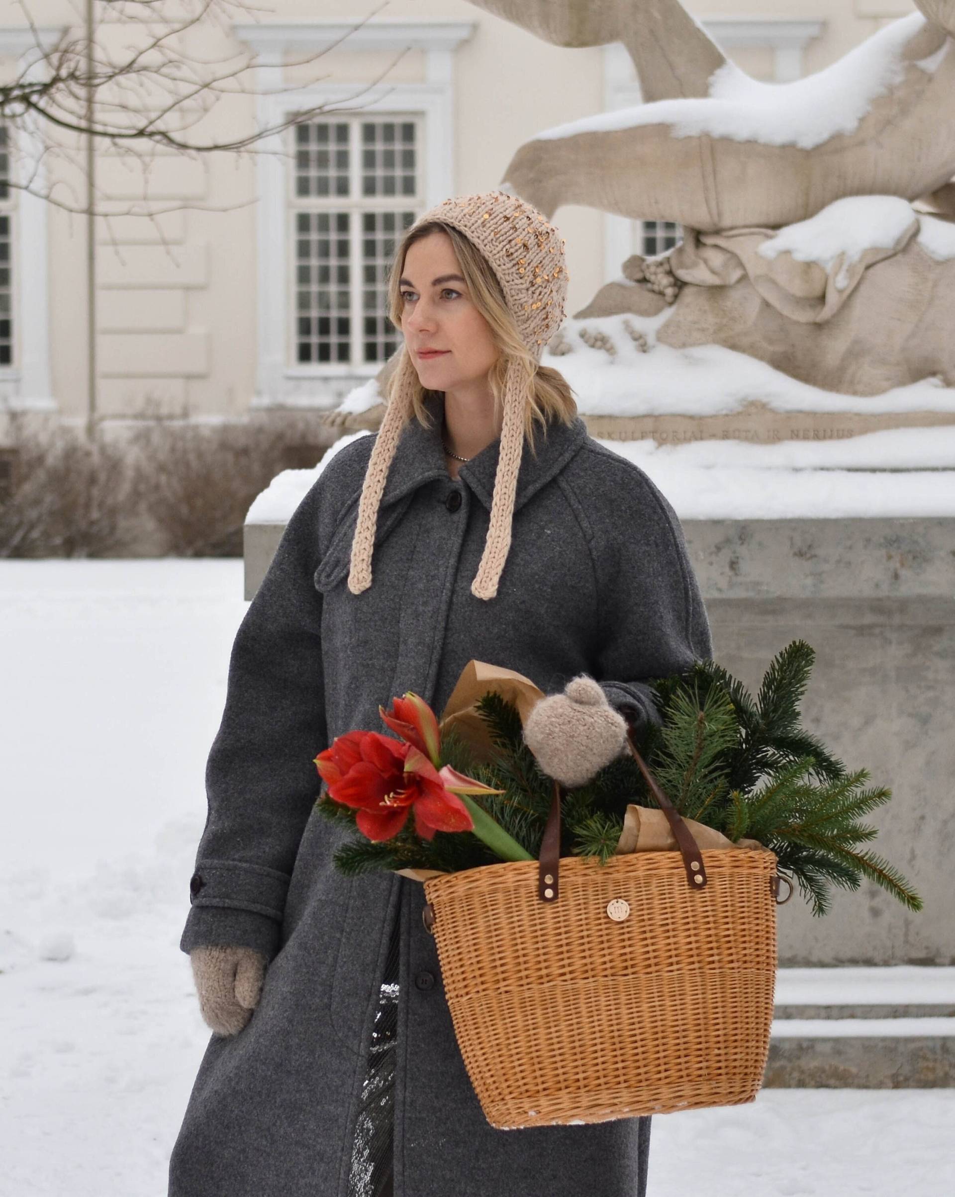 Trendige Handgestrickte Mütze Mit Pailletten Für Damen, Handgefertigte Glänzende Bonnet Bindebändern, Payettes Woll Balaclava, Après Ski von Medvilniukas