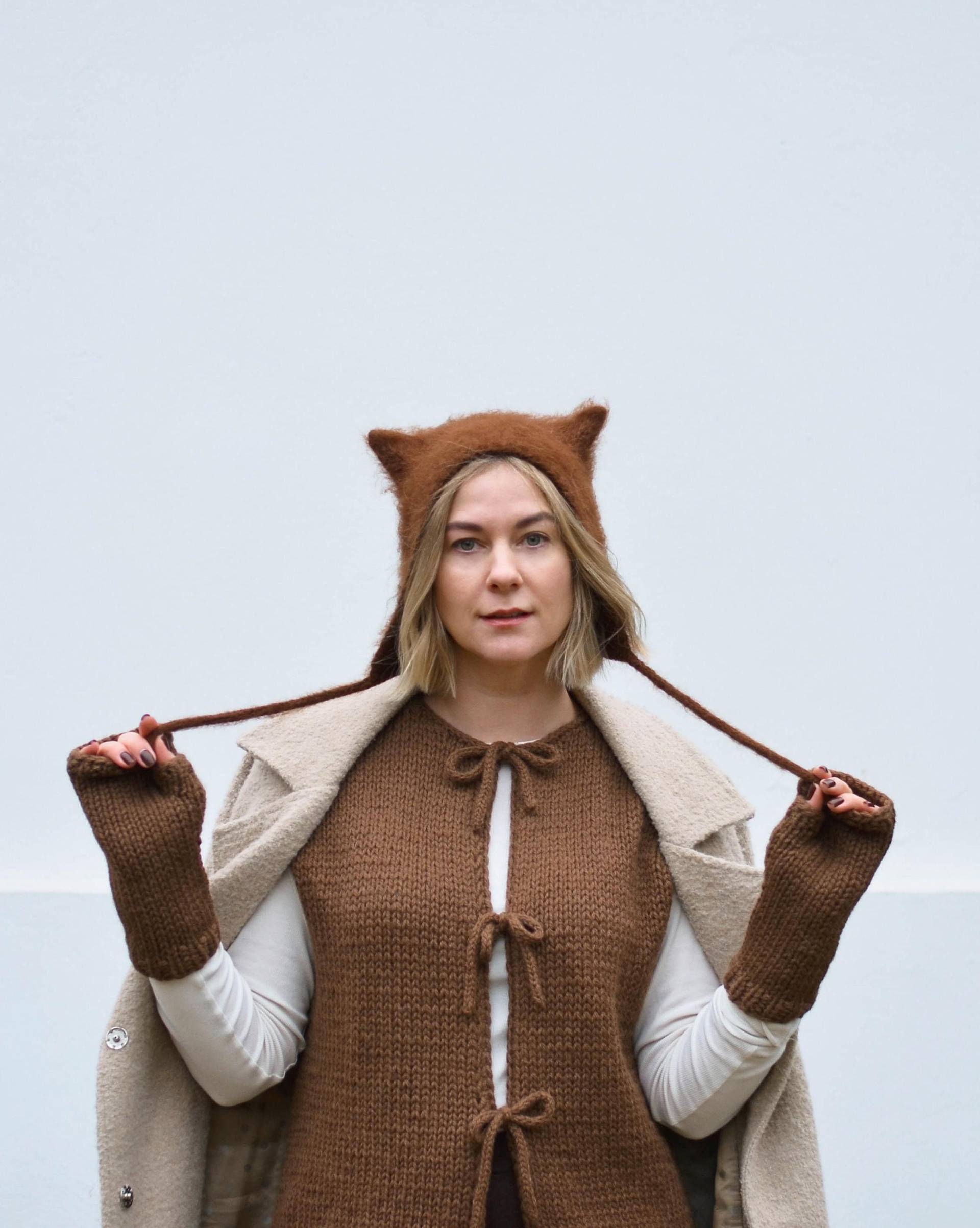 Weiche Flauschige Handgefertigte Mütze Mit Katzenohren Für Damen, Gestrickter Kaschmir-Wollhelm Fliegen, Kitty Apres Ski Stil, Winter Weihnachten von Medvilniukas