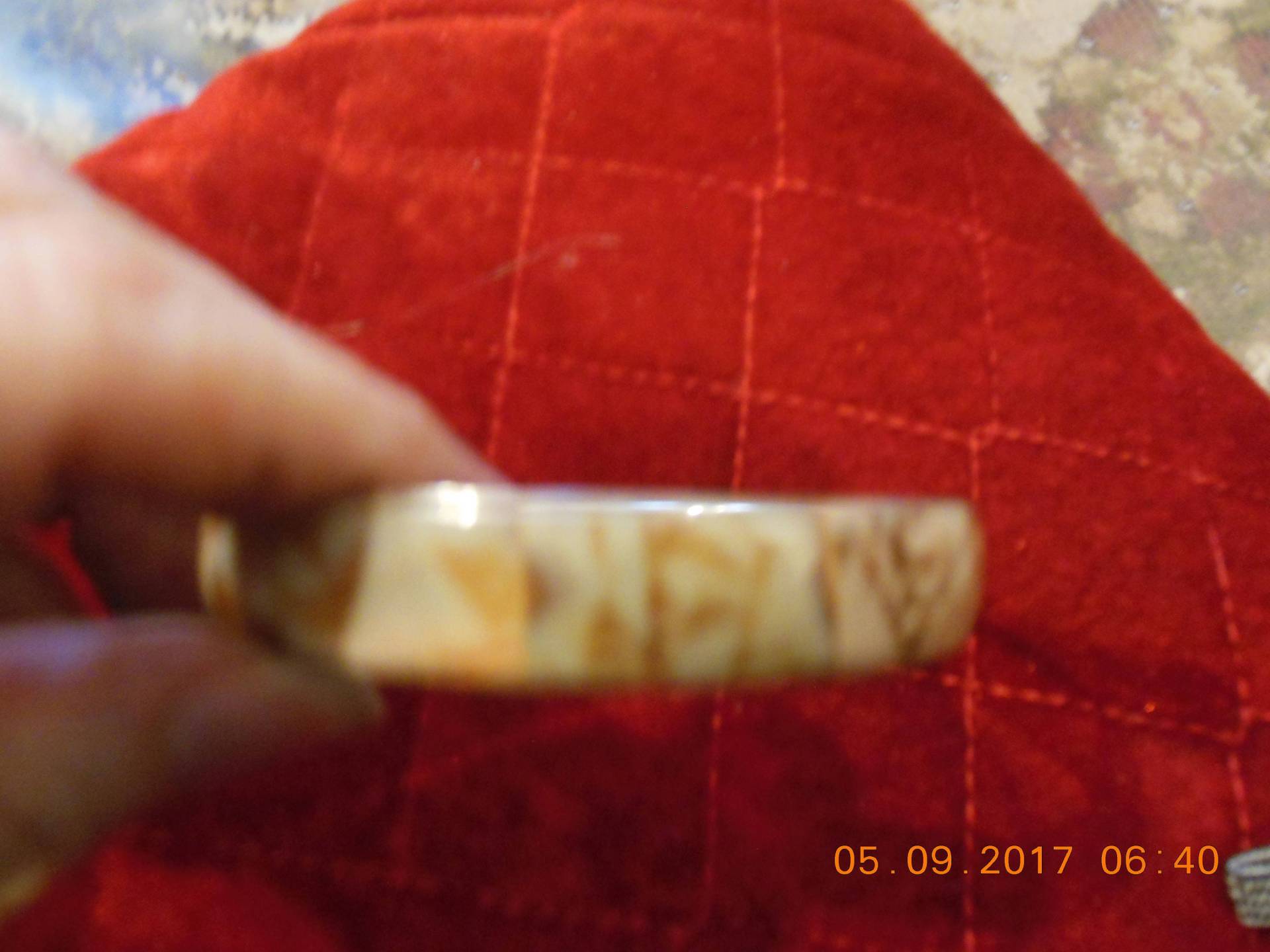 Armspange Aus Silberfarbenem Und Lackiertem Büffelhorn von Medy53