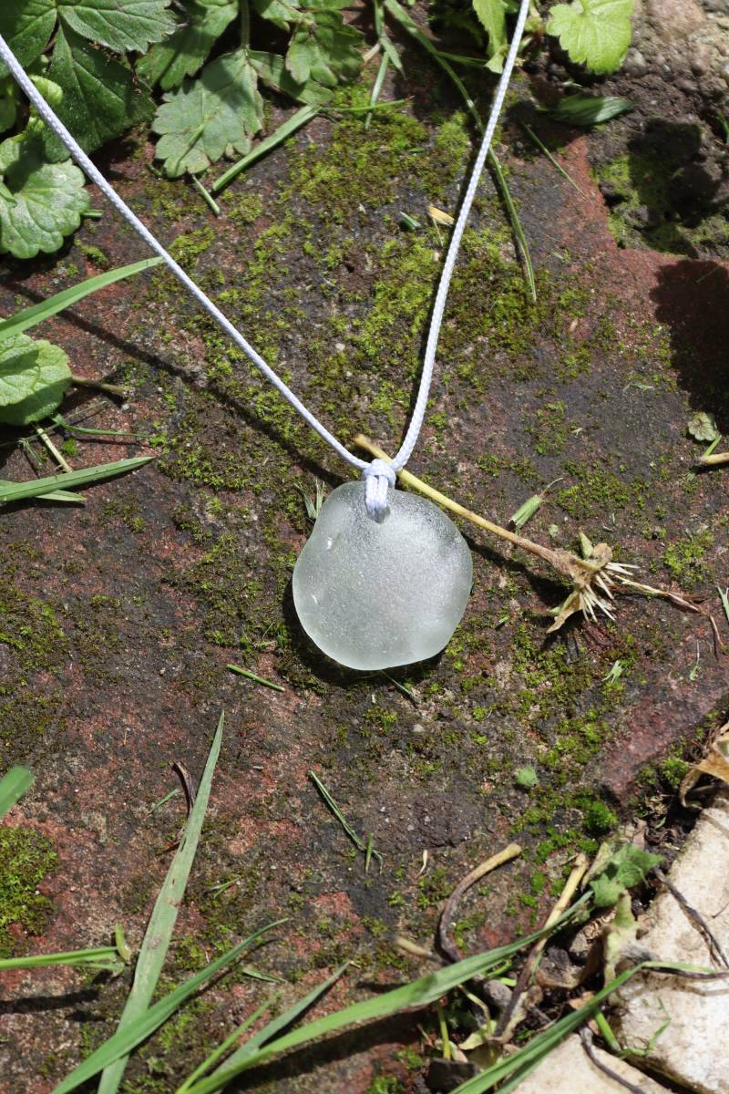 Seeglas, Kette, Anhänger, Schmuck, Up-Cycling, Macrame, Schiebeverschluss, Meerglas von MeerAlsGlas
