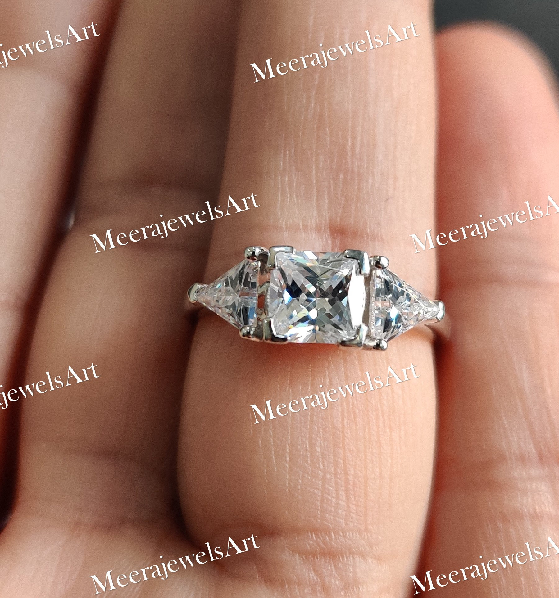 6 Mm Weißer Moissanite Ring/Princess Cut Trillion Drei-stein-Ring Verlobungsring & Ehering 14K Weißgold von MeerajewelsArt