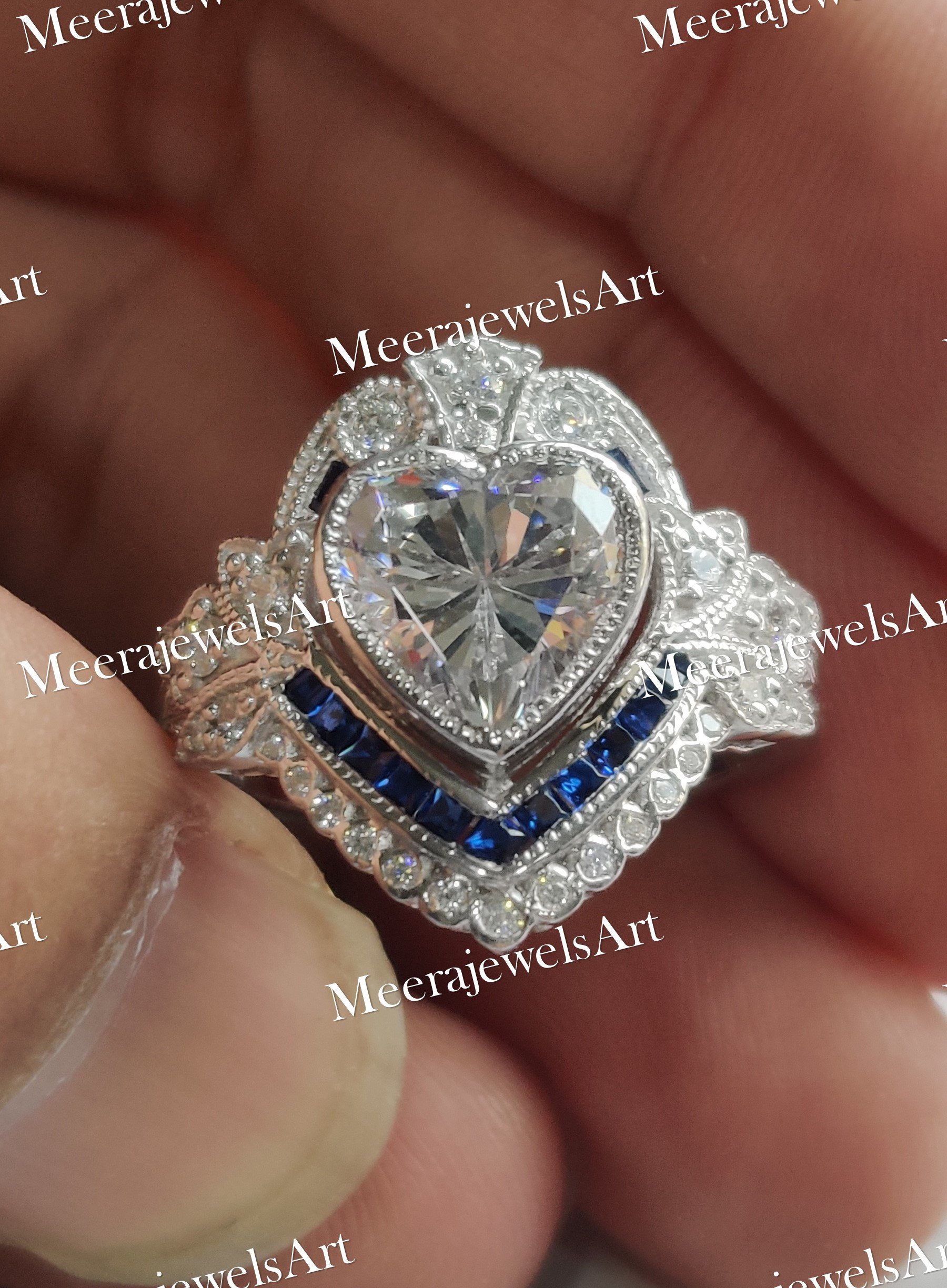 Art Deco Vintage Ring/4.00Cttw Herz Diamant Antiker Design Ehering Blauer Saphir Baguette Akzent Weißgold von MeerajewelsArt