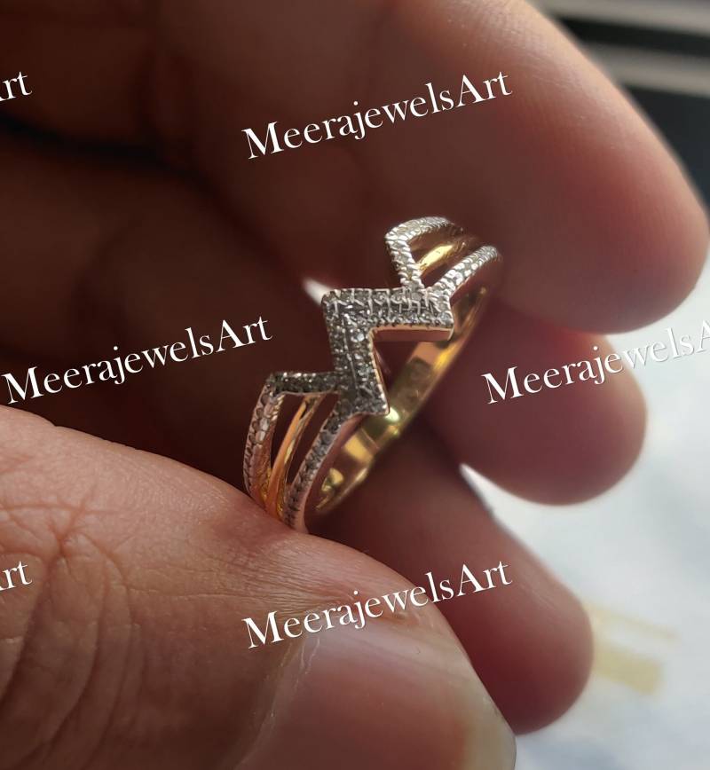 Neue Beste Frau 0.20 Karat Weiß Rund Schnitt Lab Diamant Symbol Verlobung Jubiläum Ring in 14K Gelbgold von MeerajewelsArt