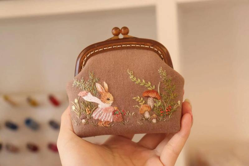 Hand Bestickte Geldbörse Handgemachte Stofftasche Waldtiere Tasche Leinen Baumwollstoff Waldtasche Kopfhörertasche Ohrbud Fall von MeetYuan