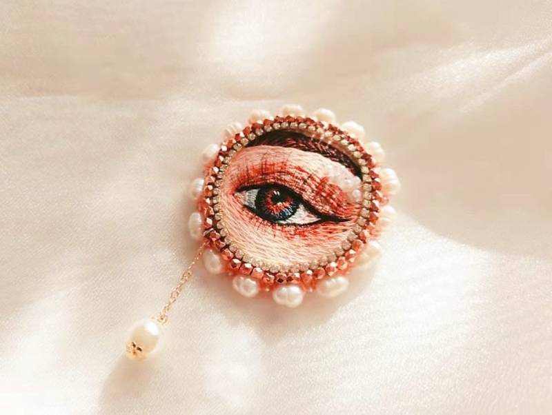 Hand Bestickte Brosche Handmade Anstecknadel Schmuck Embroidery Augenbrosche Perlenbrosche von MeetYuan